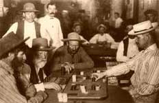 Игроки за столом играют в покер